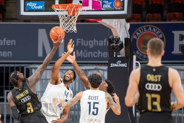 Othello Hunter 8 (FC Bayern), K. Wright 44 (MLP Heidelberg), Jordan Geist 15 (MLP Heidelberg), FC Bayern Basketball vs. MLP Academics Heidelberg, easyCredit BBL, 06.12.2021 Muenchen Bayern Deutschland
