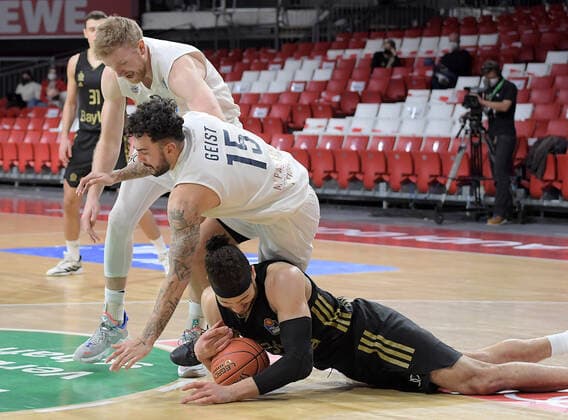 06.12.2021, xemx, Basketball BBL Bundesliga, FC Bayern Muenchen Basketball - MLP Academics Heidelberg emspor, v.l. Jordan Geist (MLP Academics Heidelberg), Gavin Schilling (FC Bayern Basketball) Zweikampf, Aktion, action, battle for the ball Muenchen