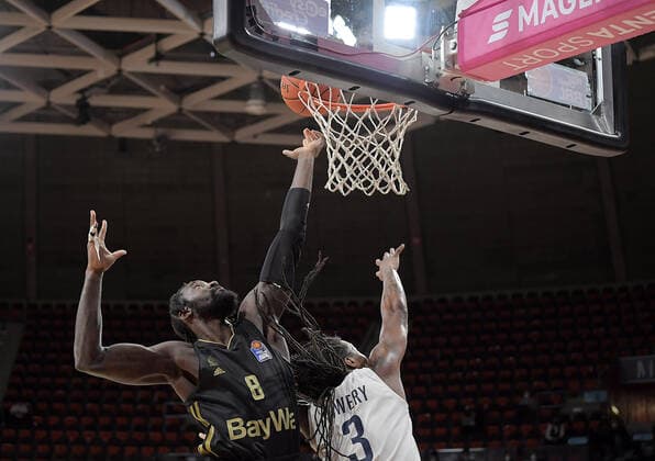 06.12.2021, xemx, Basketball BBL Bundesliga, FC Bayern Muenchen Basketball - MLP Academics Heidelberg emspor, v.l. Othello Hunter (FC Bayern Basketball), Robert Lowery Jr (MLP Academics Heidelberg) Zweikampf, Aktion, action, battle for the ball Muenchen