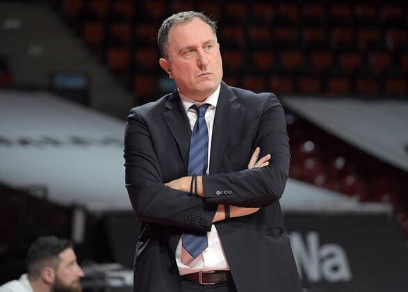 06.12.2021, xemx, Basketball BBL Bundesliga, FC Bayern Muenchen Basketball - MLP Academics Heidelberg emspor, v.l. Cheftrainer Branislav Ignjatovic (MLP Academics Heidelberg) nachdenklich, gruebelnd Muenchen