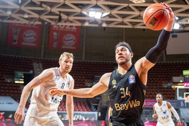 Max Ugrai 8 (MLP Heidelberg), Gavin Schilling 34 (FC Bayern), FC Bayern Basketball vs. MLP Academics Heidelberg, easyCredit BBL, 06.12.2021 Muenchen Bayern Deutschland