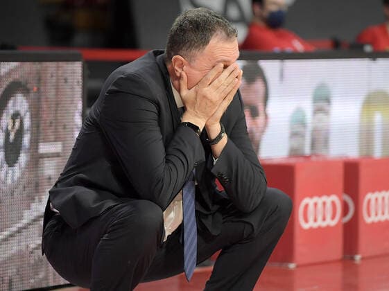 06.12.2021, xemx, Basketball BBL Bundesliga, FC Bayern Muenchen Basketball - MLP Academics Heidelberg emspor, v.l. Cheftrainer Branislav Ignjatovic (MLP Academics Heidelberg) nachdenklich, gruebelnd enttaeuscht, enttaeuscht schauend, dissapointed Muenchen