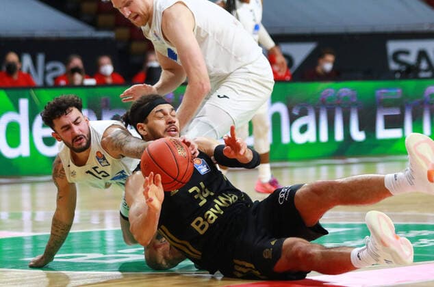 Sport Bilder des Tages 34 Gavin Schilling (FCBB) sw gegen 15 Jordan Geist (MLP Academics Heidelberg) Basketball BBL FC Bayern München vs.MLP Academics Heidelberg, im Audi Dome am 06.12.2021 FOTO: Mladen Lackovic LakoPress