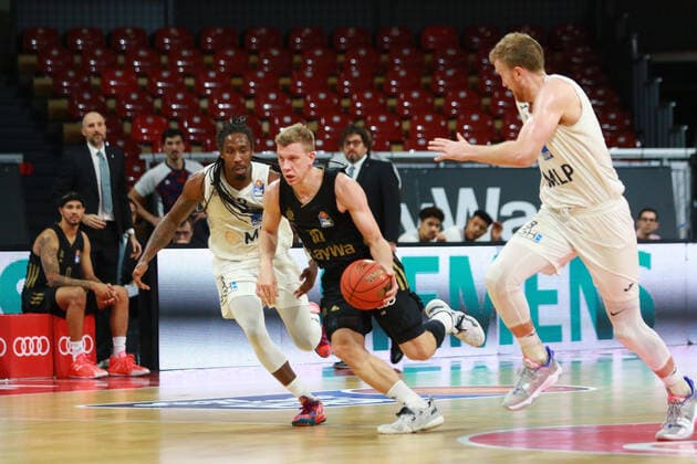 10 Ognjen Jaramaz (FCBB) gegen 8 Max Ugrai, 3 Robert Lowery (MLP Academics Heidelberg) Basketball BBL FC Bayern München vs.MLP Academics Heidelberg, im Audi Dome am 06.12.2021 FOTO: Mladen Lackovic LakoPress