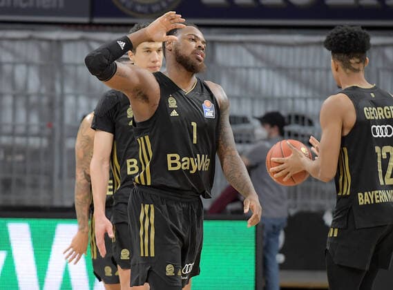 06.12.2021, xemx, Basketball BBL Bundesliga, FC Bayern Muenchen Basketball - MLP Academics Heidelberg emspor, v.l. Mannschaft, Spieler, jubeln nach Spielende, celebrate at the end of the match Muenchen