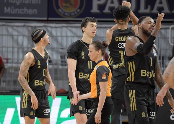 06.12.2021, xemx, Basketball BBL Bundesliga, FC Bayern Muenchen Basketball - MLP Academics Heidelberg emspor, v.l. Mannschaft, Spieler, jubeln nach Spielende, celebrate at the end of the match Muenchen