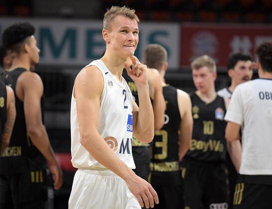 06.12.2021, xemx, Basketball BBL Bundesliga, FC Bayern Muenchen Basketball - MLP Academics Heidelberg emspor, v.l. Mannschaft, Spieler, enttaeuscht, enttaeuscht schauend nach Spielende, dissapointed at the end of the match Muenchen
