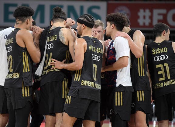 06.12.2021, xemx, Basketball BBL Bundesliga, FC Bayern Muenchen Basketball - MLP Academics Heidelberg emspor, v.l. Mannschaft, Spieler, enttaeuscht, enttaeuscht schauend nach Spielende, dissapointed at the end of the match Muenchen