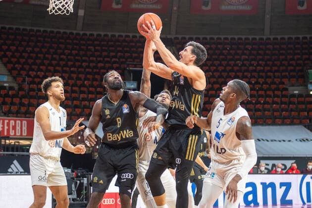 Brekkott Chapman 1 (MLP Heidelberg), Othello Hunter 8 (FC Bayern), Nihad Dedovic 14 (FC Bayern), Shyron Ely 5 (MLP Heidelberg), FC Bayern Basketball vs. MLP Academics Heidelberg, easyCredit BBL, 06.12.2021 Muenchen Bayern Deutschland