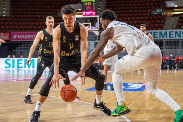Nihad Dedovic 14 (FC Bayern), Jordan Geist 15 (MLP Heidelberg), FC Bayern Basketball vs. MLP Academics Heidelberg, easyCredit BBL, 06.12.2021 Muenchen Bayern Deutschland