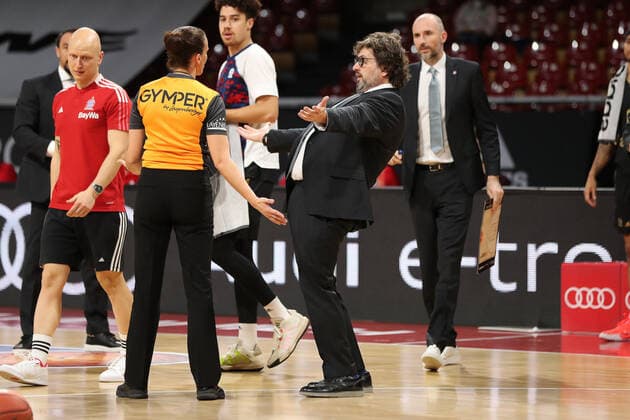 Andrea Trinchieri (Bayern Basketball, Chef-Trainer) gestikuliert mit Schiedsrichterin GER, FC Bayern Basketball vs. Academics Heidelberg, Basketball, 1.Bundesliga, Saison 2021 2022, 06.12.2021, GER, FC Bayern Basketball vs. Academics Heidelberg, Basketball, 1.Bundesliga, Saison 2021 2022, 06.12.2021, Muenchen Copyright: xEIBNER MarcelxEngelbrechtx EP_EER