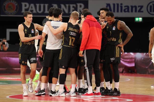 Spieler des FC Bayern Basketball bejubeln den Sieg nach Spielende GER, FC Bayern Basketball vs. Academics Heidelberg, Basketball, 1.Bundesliga, Saison 2021 2022, 06.12.2021, GER, FC Bayern Basketball vs. Academics Heidelberg, Basketball, 1.Bundesliga, Saison 2021 2022, 06.12.2021, Muenchen Copyright: xEIBNER MarcelxEngelbrechtx EP_EER