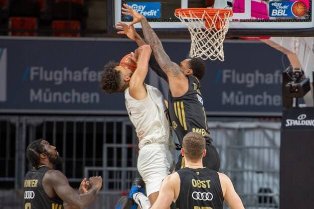 Jordan Geist 15 (MLP Heidelberg), Thomas Deshaun 1 (FC Bayern), FC Bayern Basketball vs. MLP Academics Heidelberg, easyCredit BBL, 06.12.2021 Muenchen Bayern Deutschland