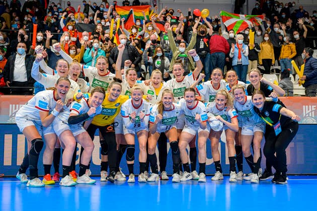 Sport Themen der Woche KW49 Sport Bilder des Tages Handball, Frauen: WM, Deutschland - Ungarn, Vorrunde, Gruppe E, 3. Spieltag die Mannschaft von Deutschland, Schlussjubel Schlußjubel Emotion Freude mit den Fans im Rücken Lliria Poliesportiu Pla de L Arc Spanien *** Handball, Womens World Cup, Germany Hungary, preliminary round, Group E, 3 match day the team of Germany, final cheer final cheer emotion joy with the fans behind Lliria Poliesportiu Pla de L Arc Spain