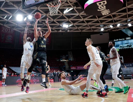 06.2021,BBL, FCB Basketball vs Heidelberg,FC Bayern, Audi Dome Muenchen, Basketball, im Bild: Robert Lowery (Heidelberg), Nihat Djedovic (FCB Basketball), Deshaun Thomas (FCB Basketball) am Boden, Niklas Wuerzner (Heidelberg), Deshaun Thomas (FCB Basketball) und Kelvin Martin (Heidelberg)