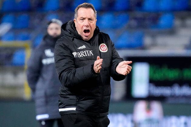 Markus Kauczinski (Trainer, Cheftrainer, SVWW), gibt Anweisungen, gestikuliert, mit den Armen gestikulieren, gives instructions, gesticulate, Einzelbild, Aktion, Action, klatscht in die Hände, Klatschen, Applaus, applaudiert, motiviert das Team, Motivation, 06.12.2021, Mannheim (Deutschland), Fussball, 3. Liga, SV Waldhof Mannheim - SV Wehen Wiesbaden, DFB DFL REGULATIONS PROHIBIT ANY USE OF PHOTOGRAPHS AS IMAGE SEQUENCES AND OR QUASI-VIDEO.