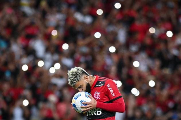Sport Themen der Woche KW49 Gabriel Barbosa kisses the ball before a penalty shootout during the Campeonato Brasileiro (Brazilian National League) football match between Flamengo v Santos at the Maracana Stadium in Rio de Janeiro, Brazil, on December 06, 2021. Andre Borges SPP Flamengo v Santos - Campeonato Brasileiro 