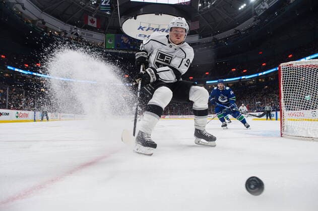 Sport Themen der Woche KW49 December 6, 2021, VANCOUVER, BC, CANADA: Los Angeles Kings Carl Grundstrom (91), of Sweden, reaches for the puck with his stick while being watched by Vancouver Canucks Tyler Motte (64) during first period NHL, Eishockey Herren, USA hockey action in Vancouver, B.C., Monday, Dec. 6, 2021. Canada News - December 6, 2021  - ZUMAc35_ 20211206_zaf_c35_103 Copyright: xDarrylxDyckx