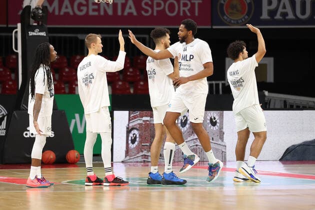 Keith Wright (Academics Heidelberg, 44) klatscht mit Niklas Wuerzner (Academics Heidelberg, 2) ab GER, FC Bayern Basketball vs. Academics Heidelberg, Basketball, 1.Bundesliga, Saison 2021 2022, 06.12.2021, GER, FC Bayern Basketball vs. Academics Heidelberg, Basketball, 1.Bundesliga, Saison 2021 2022, 06.12.2021, Muenchen Copyright: xEIBNER MarcelxEngelbrechtx EP_EER