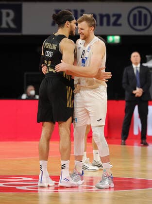 Gavin Schilling (Bayern Basketball, 34) und Maximilian Ugrai (Academics Heidelberg, 8) begrueßen sich GER, FC Bayern Basketball vs. Academics Heidelberg, Basketball, 1.Bundesliga, Saison 2021 2022, 06.12.2021, GER, FC Bayern Basketball vs. Academics Heidelberg, Basketball, 1.Bundesliga, Saison 2021 2022, 06.12.2021, Muenchen Copyright: xEIBNER MarcelxEngelbrechtx EP_EER