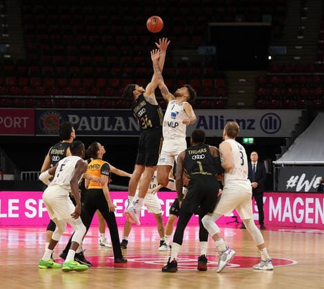 Gavin Schilling (Bayern Basketball, 34) und Brekkott Chapman (Academics Heidelberg, 1) beim Tip-Off GER, FC Bayern Basketball vs. Academics Heidelberg, Basketball, 1.Bundesliga, Saison 2021 2022, 06.12.2021, GER, FC Bayern Basketball vs. Academics Heidelberg, Basketball, 1.Bundesliga, Saison 2021 2022, 06.12.2021, Muenchen Copyright: xEIBNER MarcelxEngelbrechtx EP_EER