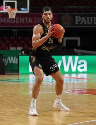 Gavin Schilling (Bayern Basketball, 34) am Ball GER, FC Bayern Basketball vs. Academics Heidelberg, Basketball, 1.Bundesliga, Saison 2021 2022, 06.12.2021, GER, FC Bayern Basketball vs. Academics Heidelberg, Basketball, 1.Bundesliga, Saison 2021 2022, 06.12.2021, Muenchen Copyright: xEIBNER MarcelxEngelbrechtx EP_EER
