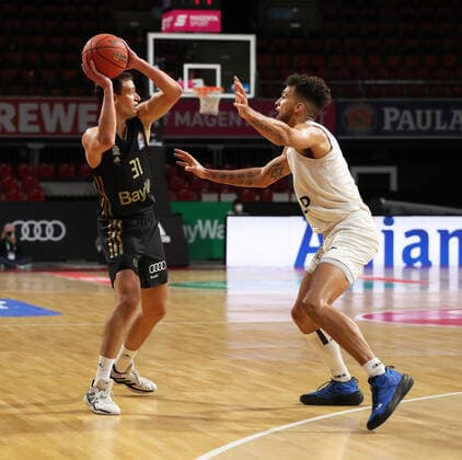 Zweikampf zwischen Zan Mark Sisko (Bayern Basketball, 31) und Brekkott Chapman (Academics Heidelberg, 1) GER, FC Bayern Basketball vs. Academics Heidelberg, Basketball, 1.Bundesliga, Saison 2021 2022, 06.12.2021, GER, FC Bayern Basketball vs. Academics Heidelberg, Basketball, 1.Bundesliga, Saison 2021 2022, 06.12.2021, Muenchen Copyright: xEIBNER MarcelxEngelbrechtx EP_EER