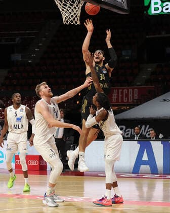 Gavin Schilling (Bayern Basketball, 34) punktet GER, FC Bayern Basketball vs. Academics Heidelberg, Basketball, 1.Bundesliga, Saison 2021 2022, 06.12.2021, GER, FC Bayern Basketball vs. Academics Heidelberg, Basketball, 1.Bundesliga, Saison 2021 2022, 06.12.2021, Muenchen Copyright: xEIBNER MarcelxEngelbrechtx EP_EER