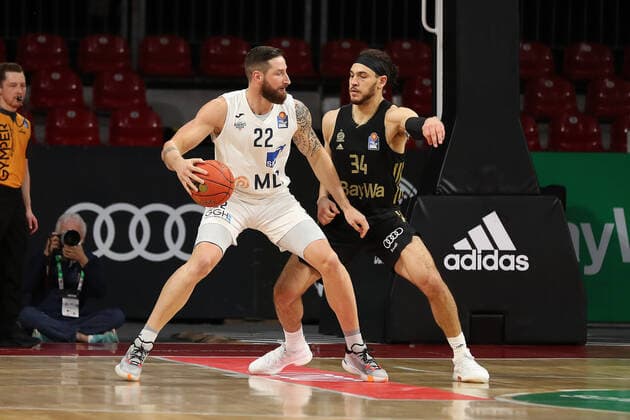 Zweikampf zwischen Phillipp Heyden (Academics Heidelberg, 22) und Gavin Schilling (Bayern Basketball, 34) GER, FC Bayern Basketball vs. Academics Heidelberg, Basketball, 1.Bundesliga, Saison 2021 2022, 06.12.2021, GER, FC Bayern Basketball vs. Academics Heidelberg, Basketball, 1.Bundesliga, Saison 2021 2022, 06.12.2021, Muenchen Copyright: xEIBNER MarcelxEngelbrechtx EP_EER