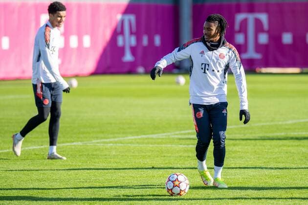 Omar Richards 3 (FC Bayern Muenchen), FC Bayern Muenchen Abschlusstraining FC Barcelona, Barca Saison 2021 2022 an der Saebener Strasse. 07.12.2021 Muenchen Bayern Deutschland