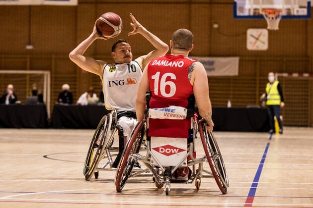 Europameisterschaft Rollstuhlbasketball 07.12.2021 MADRID, SPANIEN 7. Dezember - Rollstuhlbasketball, Deutschland gegen Schweiz Herren, an Tag 4 der Europameisterschaft Rollstuhlbasketball am 07.12.2021 in Polid. Municipal Marques de Samaranch in Madrid, Spanien. Jan Haller (Deutschland, 10), Nicola Damiano (Schweiz, 16) Copyright: xBEAUTIFULxSPORTS Wunderlx