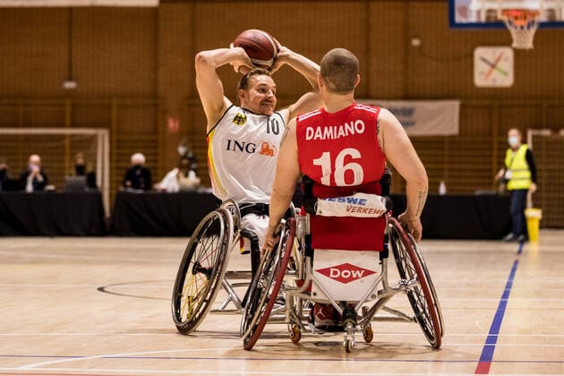 Europameisterschaft Rollstuhlbasketball 07.12.2021 MADRID, SPANIEN 7. Dezember - Rollstuhlbasketball, Deutschland gegen Schweiz Herren, an Tag 4 der Europameisterschaft Rollstuhlbasketball am 07.12.2021 in Polid. Municipal Marques de Samaranch in Madrid, Spanien. Jan Haller (Deutschland, 10), Nicola Damiano (Schweiz, 16) Copyright: xBEAUTIFULxSPORTS Wunderlx