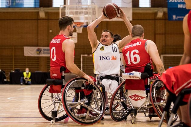 Europameisterschaft Rollstuhlbasketball 07.12.2021 MADRID, SPANIEN 7. Dezember - Rollstuhlbasketball, Deutschland gegen Schweiz Herren, an Tag 4 der Europameisterschaft Rollstuhlbasketball am 07.12.2021 in Polid. Municipal Marques de Samaranch in Madrid, Spanien. Maurice Amacher (Schweiz, 0), Jan Haller (Deutschland, 10), Nicola Damiano (Schweiz, 16) Copyright: xBEAUTIFULxSPORTS Wunderlx