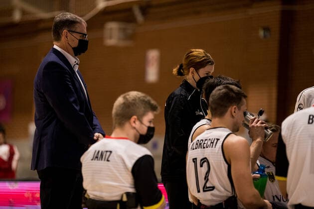 Europameisterschaft Rollstuhlbasketball 07.12.2021 MADRID, SPANIEN 7. Dezember - Rollstuhlbasketball, Deutschland gegen Schweiz Herren, an Tag 4 der Europameisterschaft Rollstuhlbasketball am 07.12.2021 in Polid. Municipal Marques de Samaranch in Madrid, Spanien. Paul Bowes (Assistant Coach Deutschland) Copyright: xBEAUTIFULxSPORTS Wunderlx