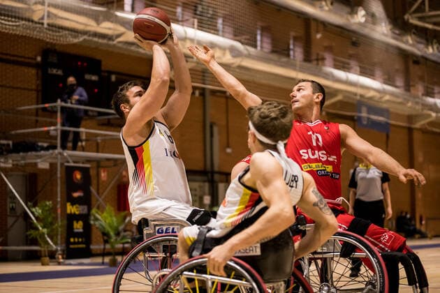 Europameisterschaft Rollstuhlbasketball 07.12.2021 MADRID, SPANIEN 7. Dezember - Rollstuhlbasketball, Deutschland gegen Schweiz Herren, an Tag 4 der Europameisterschaft Rollstuhlbasketball am 07.12.2021 in Polid. Municipal Marques de Samaranch in Madrid, Spanien. Matthias Guentner (Deutschland, 6), Pascal Bolliger (Schweiz, 11) Copyright: xBEAUTIFULxSPORTS Wunderlx