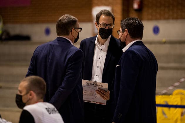 Europameisterschaft Rollstuhlbasketball 07.12.2021 MADRID, SPANIEN 7. Dezember - Rollstuhlbasketball, Deutschland gegen Schweiz Herren, an Tag 4 der Europameisterschaft Rollstuhlbasketball am 07.12.2021 in Polid. Municipal Marques de Samaranch in Madrid, Spanien. Paul Bowes (Assistant Coach Deutschland), Martin Kluck (Assistant Coach Deutschland), Nicolai Zeltinger (Coach Deutschland) Copyright: xBEAUTIFULxSPORTS Wunderlx