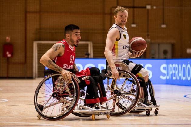 Europameisterschaft Rollstuhlbasketball 07.12.2021 MADRID, SPANIEN 7. Dezember - Rollstuhlbasketball, Deutschland gegen Schweiz Herren, an Tag 4 der Europameisterschaft Rollstuhlbasketball am 07.12.2021 in Polid. Municipal Marques de Samaranch in Madrid, Spanien. Louka Real (Schweiz, 91), Jan Sadler (Deutschland, 11) Copyright: xBEAUTIFULxSPORTS Wunderlx