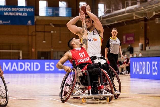 Europameisterschaft Rollstuhlbasketball 07.12.2021 MADRID, SPANIEN 7. Dezember - Rollstuhlbasketball, Deutschland gegen Schweiz Herren, an Tag 4 der Europameisterschaft Rollstuhlbasketball am 07.12.2021 in Polid. Municipal Marques de Samaranch in Madrid, Spanien. Louka Real (Schweiz, 91), Matthias Guentner (Deutschland, 6) Copyright: xBEAUTIFULxSPORTS Wunderlx