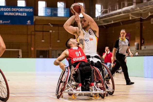 Europameisterschaft Rollstuhlbasketball 07.12.2021 MADRID, SPANIEN 7. Dezember - Rollstuhlbasketball, Deutschland gegen Schweiz Herren, an Tag 4 der Europameisterschaft Rollstuhlbasketball am 07.12.2021 in Polid. Municipal Marques de Samaranch in Madrid, Spanien. Louka Real (Schweiz, 91), Matthias Guentner (Deutschland, 6) Copyright: xBEAUTIFULxSPORTS Wunderlx
