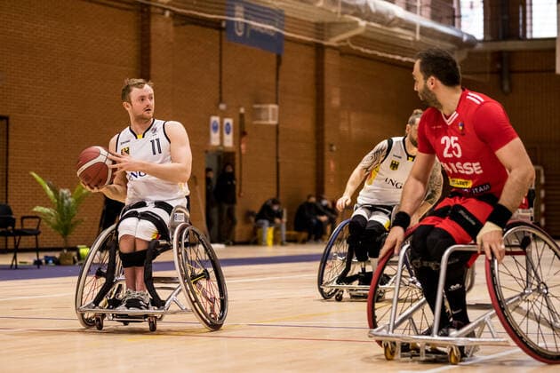 Europameisterschaft Rollstuhlbasketball 07.12.2021 MADRID, SPANIEN 7. Dezember - Rollstuhlbasketball, Deutschland gegen Schweiz Herren, an Tag 4 der Europameisterschaft Rollstuhlbasketball am 07.12.2021 in Polid. Municipal Marques de Samaranch in Madrid, Spanien. Jan Sadler (Deutschland, 11), Jan Schuler (Schweiz, 25) Copyright: xBEAUTIFULxSPORTS Wunderlx
