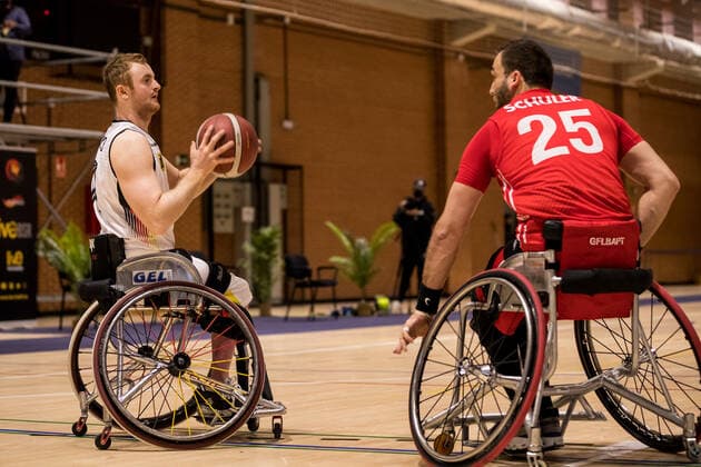 Europameisterschaft Rollstuhlbasketball 07.12.2021 MADRID, SPANIEN 7. Dezember - Rollstuhlbasketball, Deutschland gegen Schweiz Herren, an Tag 4 der Europameisterschaft Rollstuhlbasketball am 07.12.2021 in Polid. Municipal Marques de Samaranch in Madrid, Spanien. Jan Sadler (Deutschland, 11), Jan Schuler (Schweiz, 25) Copyright: xBEAUTIFULxSPORTS Wunderlx