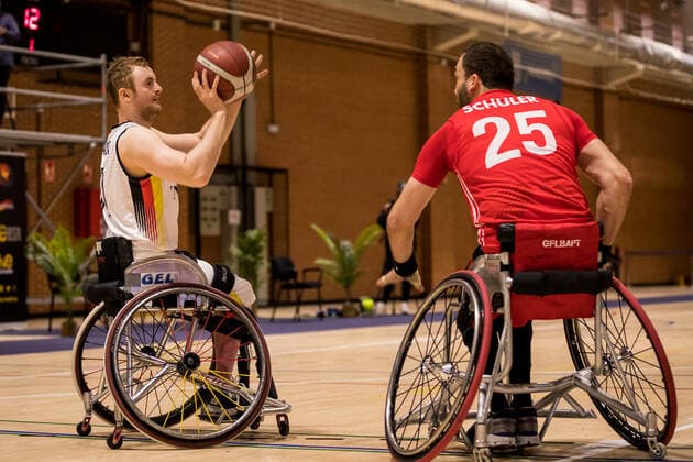 Europameisterschaft Rollstuhlbasketball 07.12.2021 MADRID, SPANIEN 7. Dezember - Rollstuhlbasketball, Deutschland gegen Schweiz Herren, an Tag 4 der Europameisterschaft Rollstuhlbasketball am 07.12.2021 in Polid. Municipal Marques de Samaranch in Madrid, Spanien. Jan Sadler (Deutschland, 11), Jan Schuler (Schweiz, 25) Copyright: xBEAUTIFULxSPORTS Wunderlx
