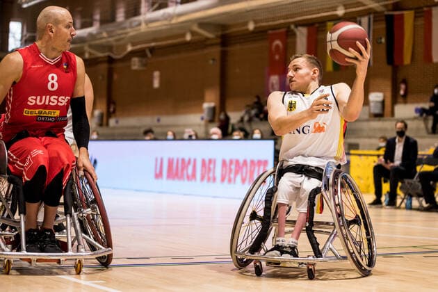 Europameisterschaft Rollstuhlbasketball 07.12.2021 MADRID, SPANIEN 7. Dezember - Rollstuhlbasketball, Deutschland gegen Schweiz Herren, an Tag 4 der Europameisterschaft Rollstuhlbasketball am 07.12.2021 in Polid. Municipal Marques de Samaranch in Madrid, Spanien. Nicolas Hausammann (Schweiz, 8), Jan Haller (Deutschland, 10) Copyright: xBEAUTIFULxSPORTS Wunderlx