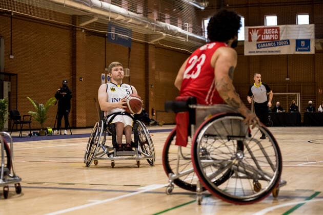 Europameisterschaft Rollstuhlbasketball 07.12.2021 MADRID, SPANIEN 7. Dezember - Rollstuhlbasketball, Deutschland gegen Schweiz Herren, an Tag 4 der Europameisterschaft Rollstuhlbasketball am 07.12.2021 in Polid. Municipal Marques de Samaranch in Madrid, Spanien. Oliver Jantz (Deutschland, 5), Schwan Wahab (Schweiz, 23) Copyright: xBEAUTIFULxSPORTS Wunderlx