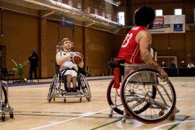 Europameisterschaft Rollstuhlbasketball 07.12.2021 MADRID, SPANIEN 7. Dezember - Rollstuhlbasketball, Deutschland gegen Schweiz Herren, an Tag 4 der Europameisterschaft Rollstuhlbasketball am 07.12.2021 in Polid. Municipal Marques de Samaranch in Madrid, Spanien. Oliver Jantz (Deutschland, 5), Schwan Wahab (Schweiz, 23) Copyright: xBEAUTIFULxSPORTS Wunderlx