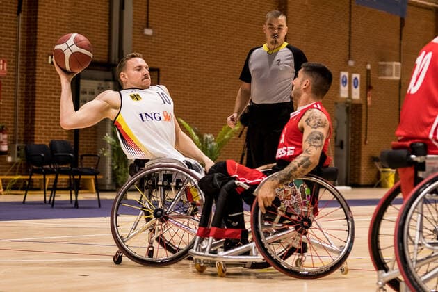 Europameisterschaft Rollstuhlbasketball 07.12.2021 MADRID, SPANIEN 7. Dezember - Rollstuhlbasketball, Deutschland gegen Schweiz Herren, an Tag 4 der Europameisterschaft Rollstuhlbasketball am 07.12.2021 in Polid. Municipal Marques de Samaranch in Madrid, Spanien. Jan Haller (Deutschland, 10), Louka Real (Schweiz, 91) Copyright: xBEAUTIFULxSPORTS Wunderlx