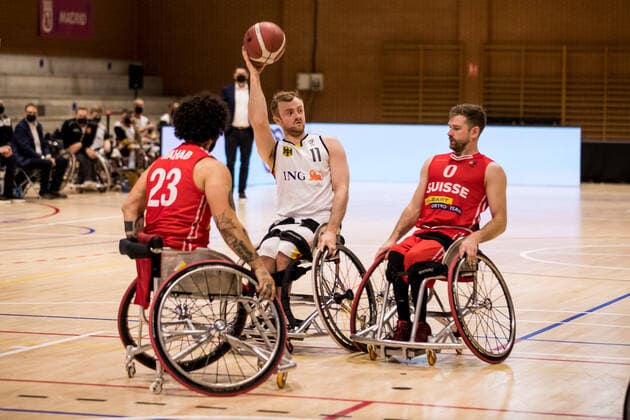 Europameisterschaft Rollstuhlbasketball 07.12.2021 MADRID, SPANIEN 7. Dezember - Rollstuhlbasketball, Deutschland gegen Schweiz Herren, an Tag 4 der Europameisterschaft Rollstuhlbasketball am 07.12.2021 in Polid. Municipal Marques de Samaranch in Madrid, Spanien. Schwan Wahab (Schweiz, 23), Jan Sadler (Deutschland, 11), Maurice Amacher (Schweiz, 0) Copyright: xBEAUTIFULxSPORTS Wunderlx
