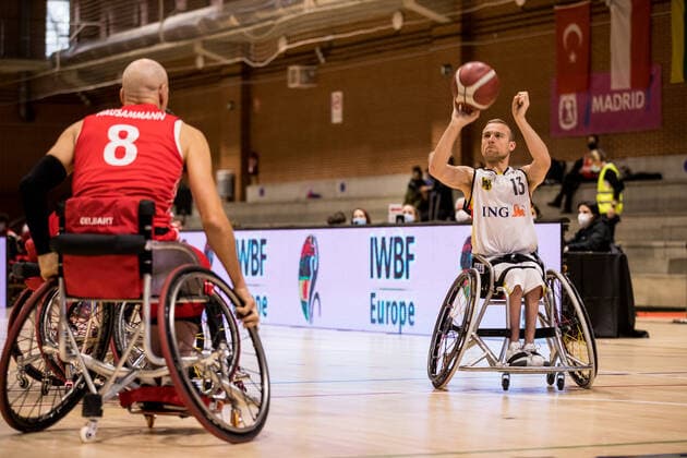 Europameisterschaft Rollstuhlbasketball 07.12.2021 MADRID, SPANIEN 7. Dezember - Rollstuhlbasketball, Deutschland gegen Schweiz Herren, an Tag 4 der Europameisterschaft Rollstuhlbasketball am 07.12.2021 in Polid. Municipal Marques de Samaranch in Madrid, Spanien. Nicolas Hausammann (Schweiz, 8), Thomas Boehme (Deutschland, 13) Copyright: xBEAUTIFULxSPORTS Wunderlx