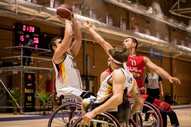 Europameisterschaft Rollstuhlbasketball 07.12.2021 MADRID, SPANIEN 7. Dezember - Rollstuhlbasketball, Deutschland gegen Schweiz Herren, an Tag 4 der Europameisterschaft Rollstuhlbasketball am 07.12.2021 in Polid. Municipal Marques de Samaranch in Madrid, Spanien. Matthias Guentner (Deutschland, 6), Pascal Bolliger (Schweiz, 11) Copyright: xBEAUTIFULxSPORTS Wunderlx