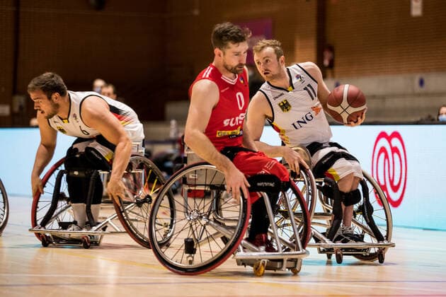Europameisterschaft Rollstuhlbasketball 07.12.2021 MADRID, SPANIEN 7. Dezember - Rollstuhlbasketball, Deutschland gegen Schweiz Herren, an Tag 4 der Europameisterschaft Rollstuhlbasketball am 07.12.2021 in Polid. Municipal Marques de Samaranch in Madrid, Spanien. Maurice Amacher (Schweiz, 0), Jan Sadler (Deutschland, 11) Copyright: xBEAUTIFULxSPORTS Wunderlx